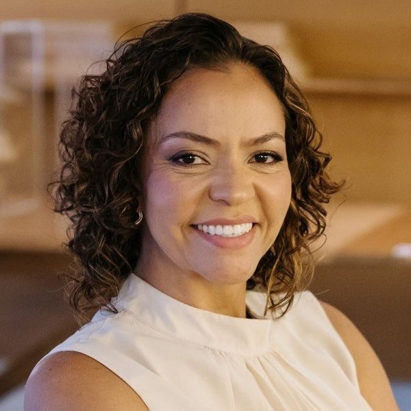 Débora Parreira sorrindo