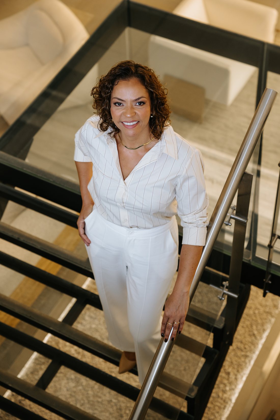 Débora Parreira em ambiente editorial